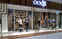 Оформление витрины для магазина одежды «‎Oodji»‎