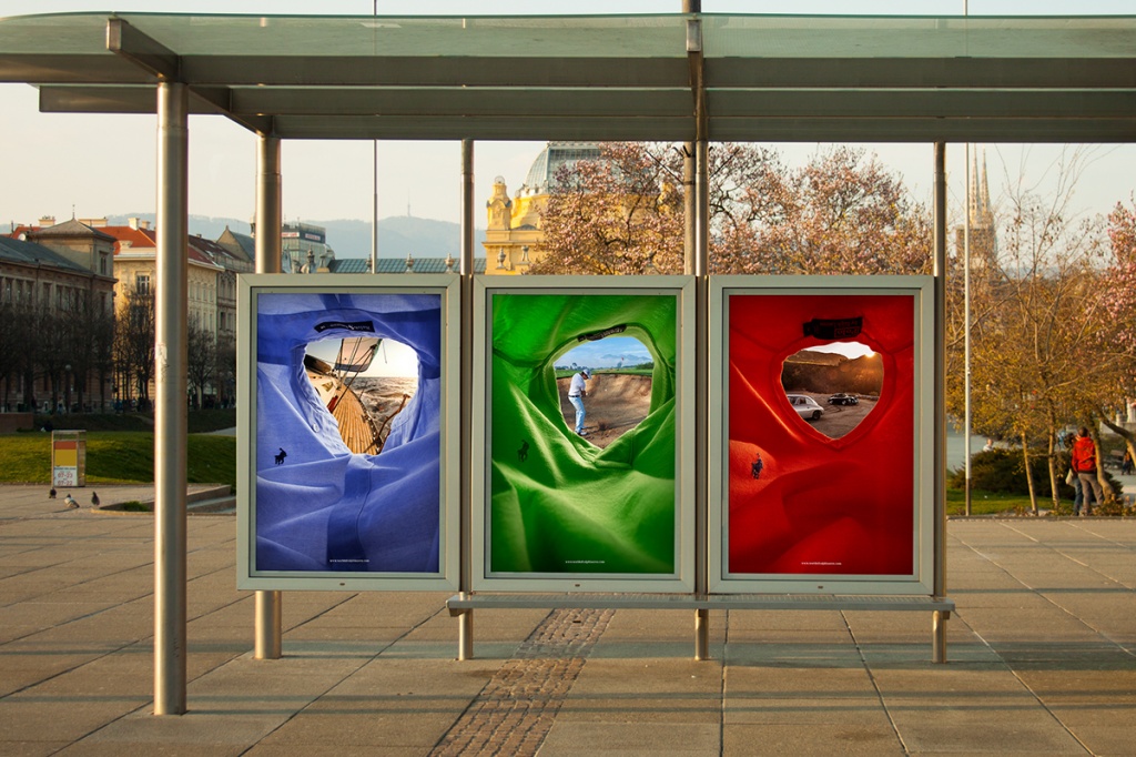три рекламных щита на остановке скомпанованных по цветам