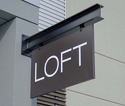 Консольная вывеска для компании «Loft»