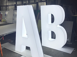 Объемные буквы с подсветкой «‎A B»‎